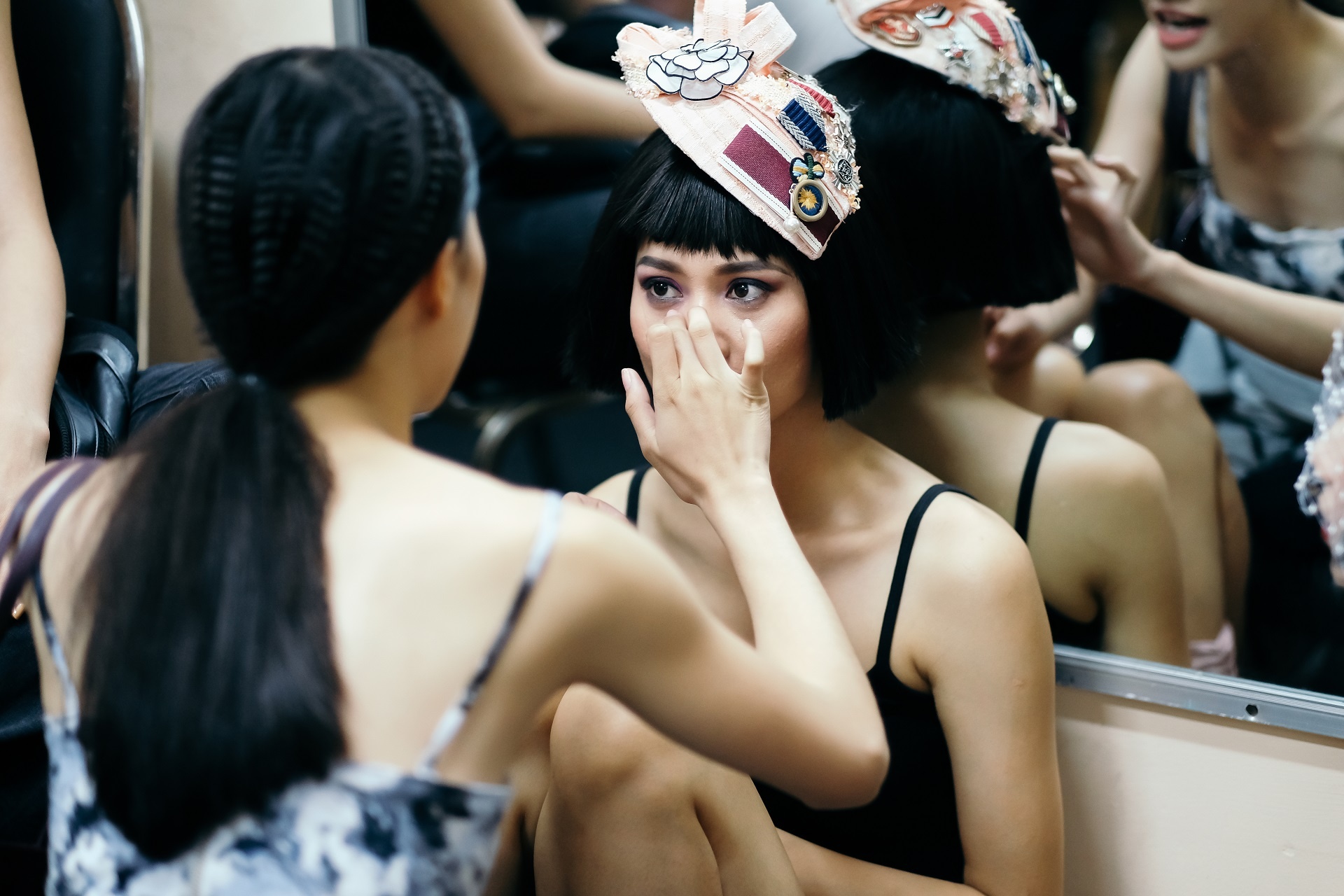 Hau truong mau Fashion Week: Ngoi bet trang diem, an voi cho gio dien hinh anh