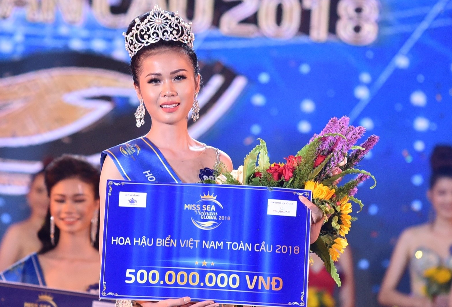 Tan Hoa hau Kim Ngoc tra loi ung xu ve 12 huyen dao Viet Nam hinh anh