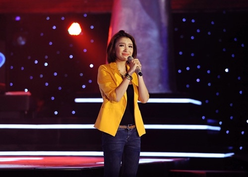 Tieu Chau Nhu Quynh bat khoc khi duoc 4 HLV chon o Giong hat Viet 2012 hinh anh