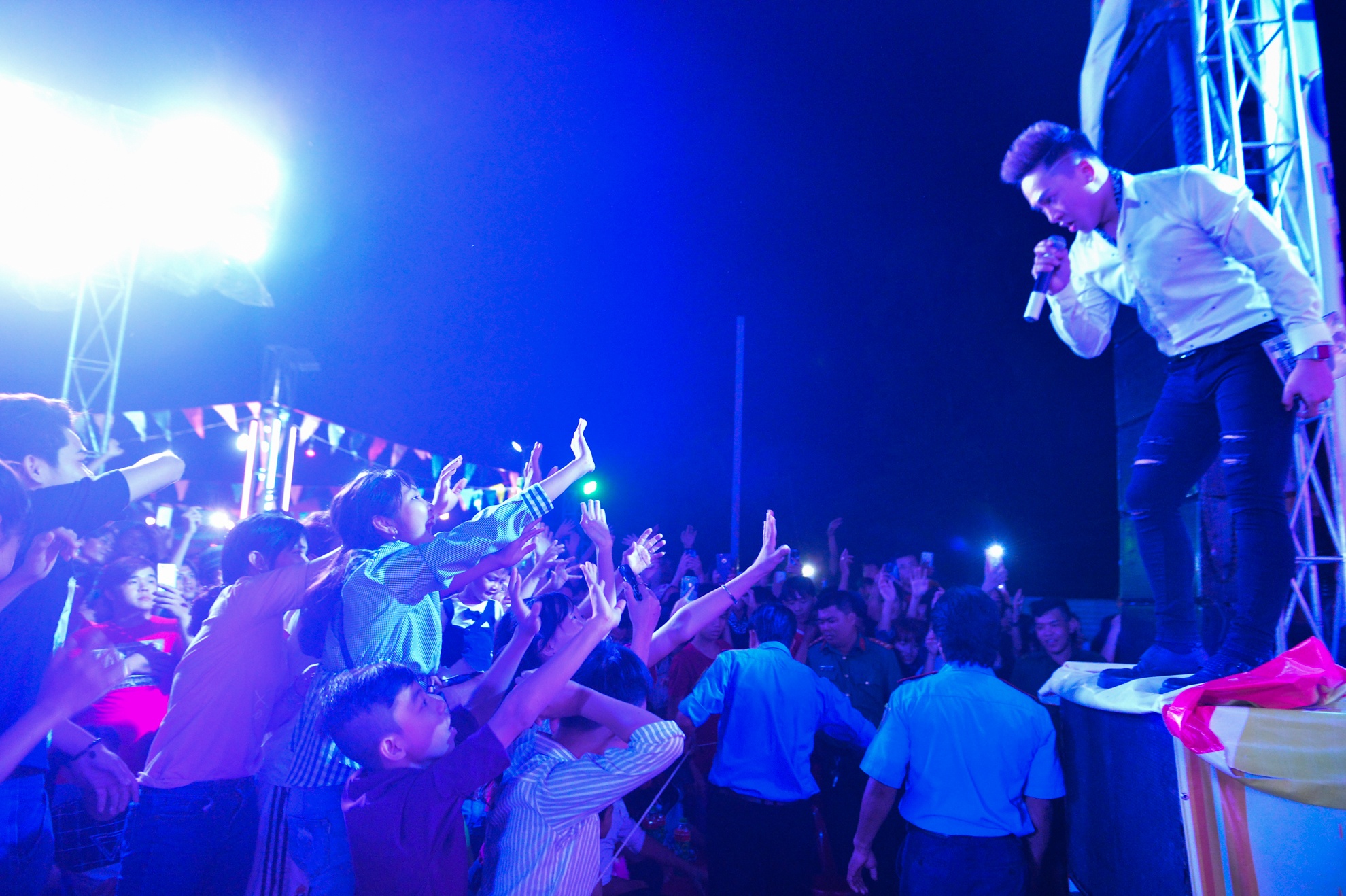 chau khai phong di hat hoi cho mien tay anh 26