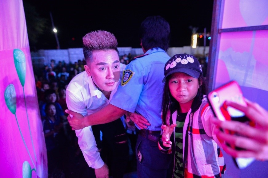 Chau Khai Phong va chuyen di hat hoi cho mien Tay day bao tap hinh anh