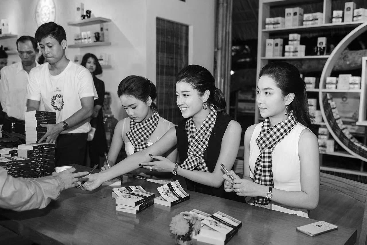 Hay doc sach va tang sach, chu dung ba hoa ve su co don hinh anh