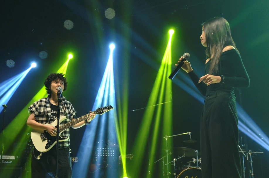 Tien Tien va Trang song ca 'Chac anh dang' day tinh cam hinh anh