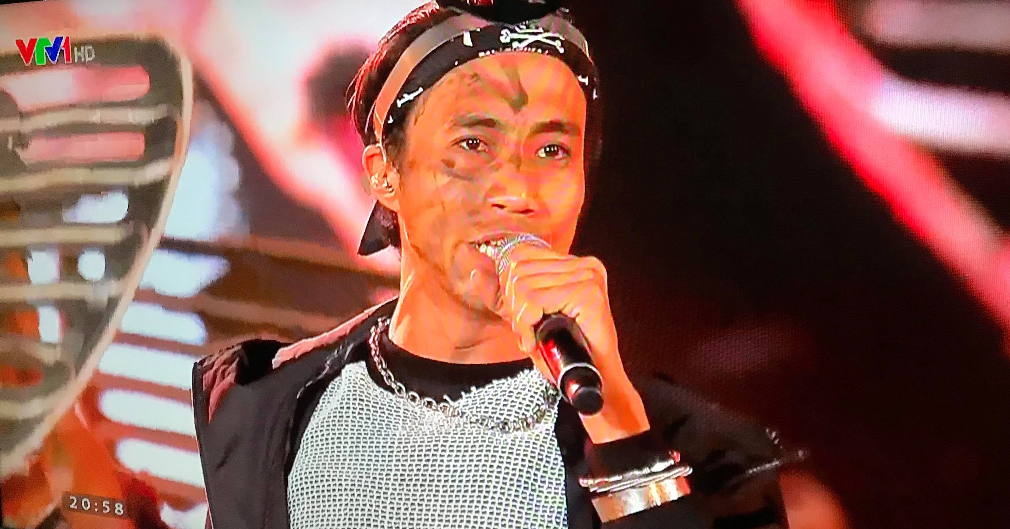 Pham Anh Khoa xuat hien tren song truc tiep VTV giua on ao ga tinh hinh anh
