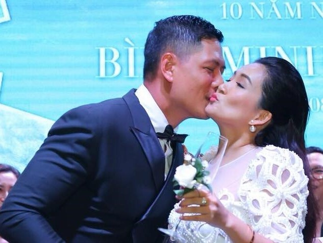 Binh Minh au yem hon ma vo nhan ky niem 10 nam ngay cuoi hinh anh