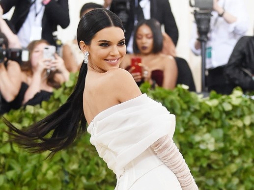 Kendall Jenner buc boi khi me doi sua ao tren tham do Met Gala hinh anh