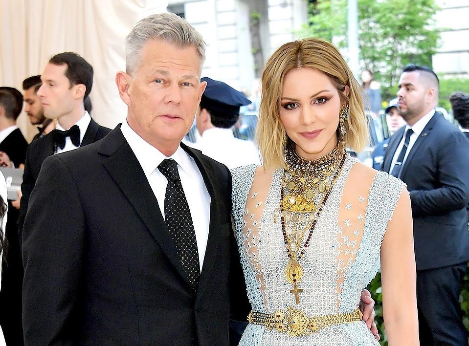 Nhung cap sao giau co, quyen luc nhat Hollywood tai Met Gala 2018 hinh anh