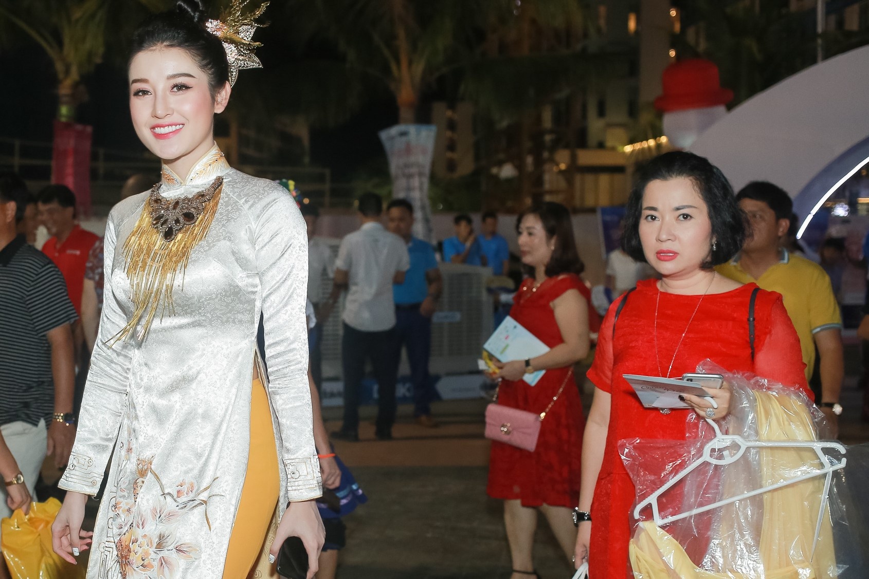 Me Huyen My xach do, ho tong con gai tren tham do Hoa hau Viet Nam hinh anh