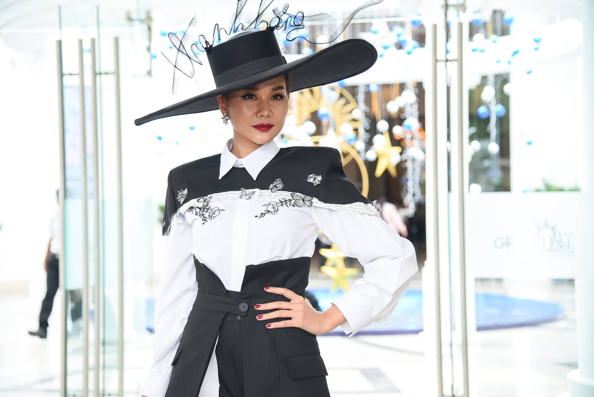 thanh hang lam huan luyen vien the face 2018 anh 1