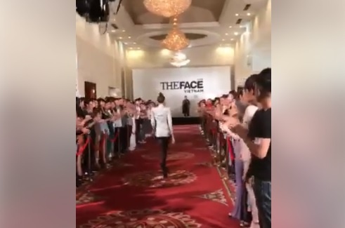 Vo Hoang Yen thi pham catwalk giua trang vo tay cua hang tram thi sinh hinh anh