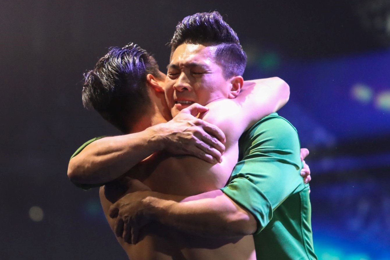 Quoc Co xin loi Quoc Nghiep: 'Ca dem em nga, anh nhu nguoi mat hon' hinh anh