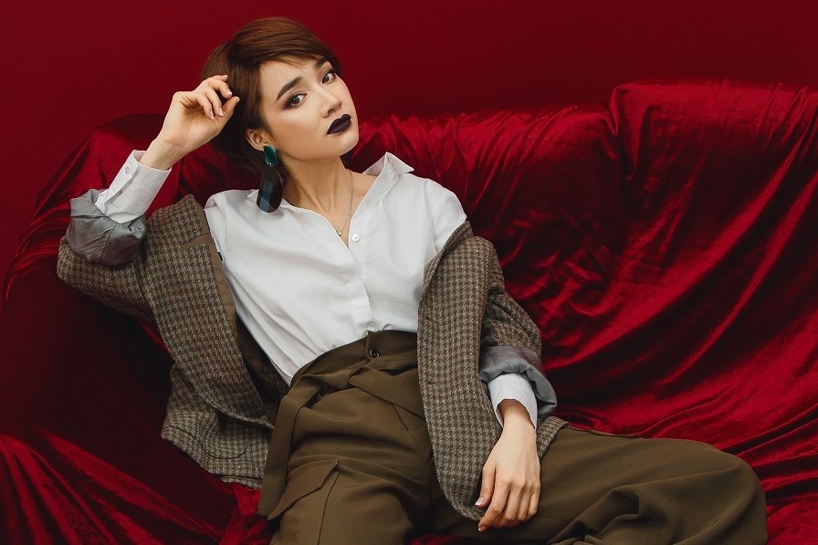 Nha Phuong ca tinh khac la voi toc ngan va suit hinh anh