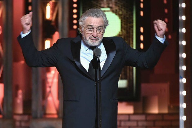 'Bo gia' Robert De Niro bat ngo chui Trump tren san khau giai Tony hinh anh