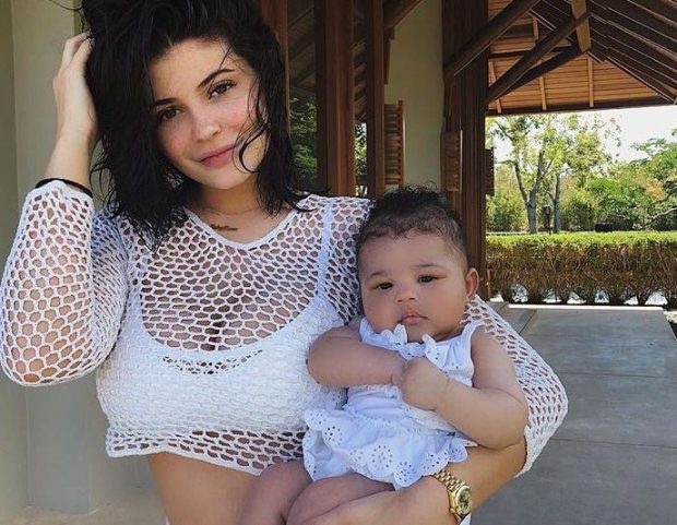 Kylie Jenner xoa het anh con gai tren Instagram vi bi doa bat coc hinh anh