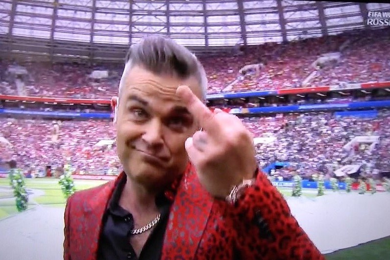 Robbie Williams gio 'ngon tay thoi' khi bieu dien khai mac World Cup hinh anh
