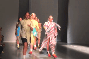 Man catwalk chay bo hai huoc gay chu y o Milan hinh anh