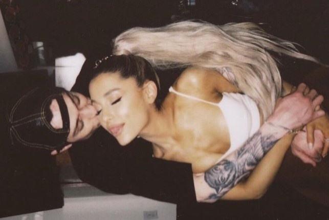 Ariana Grande va chong chua cuoi bi che cuoi vi yeu kieu song ao hinh anh