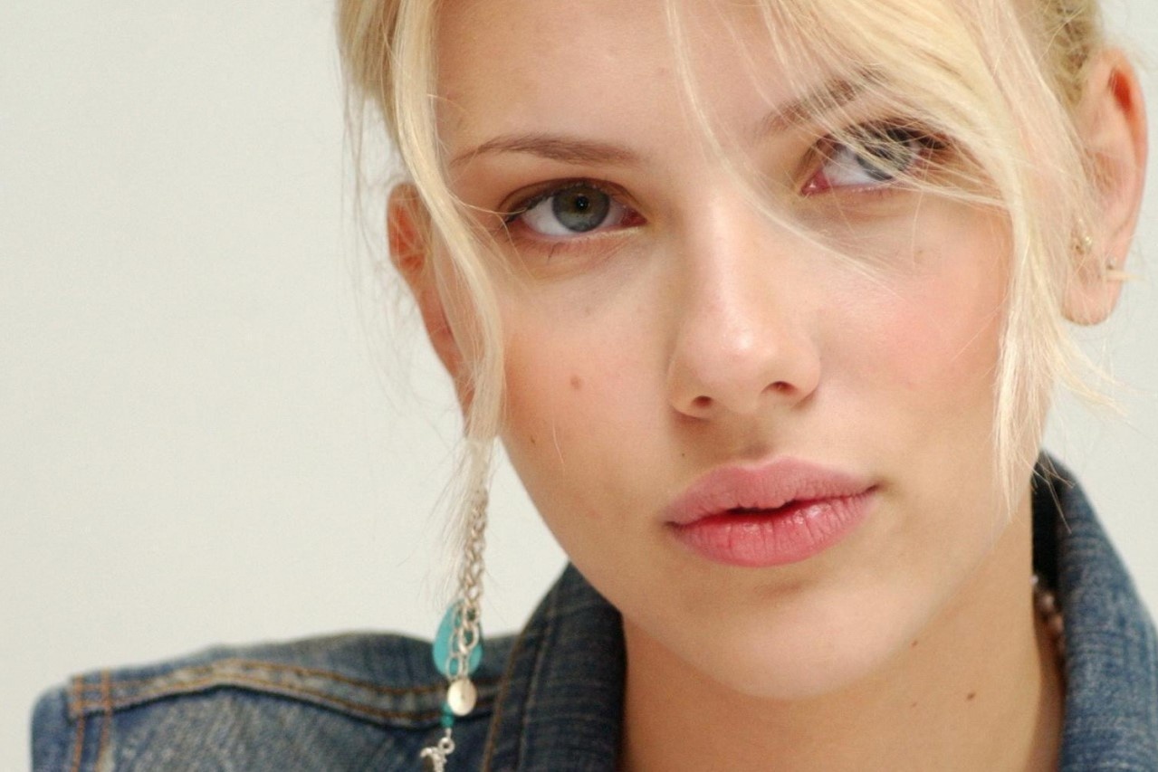 Scarlett Johansson thach thuc du luan khi dong vai dan ong chuyen gioi hinh anh