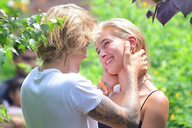 Von ven 1 thang yeu cua Justin Bieber va Hailey Baldwin truoc dinh hon hinh anh