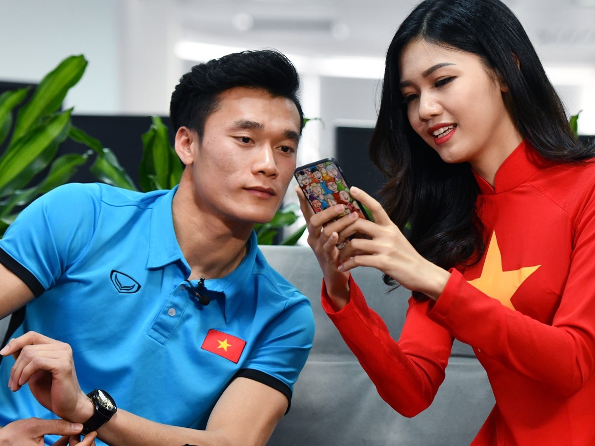 Bui Tien Dung bi fan nu lua nam tay va nhung chuyen chua ke cua U23 hinh anh