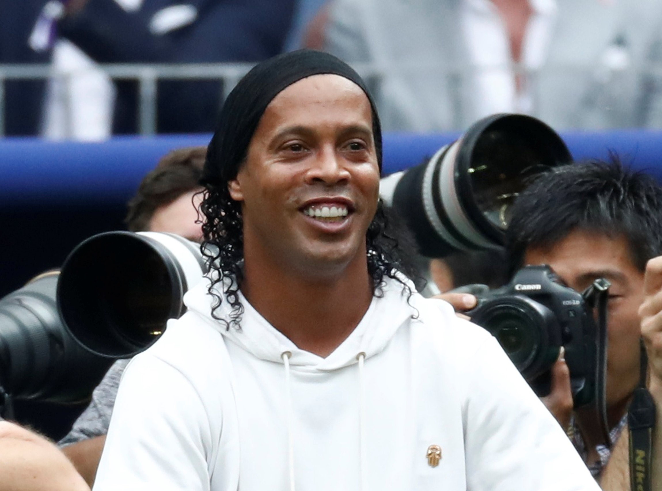 Ronaldinho choi trong tai be mac World Cup khien fan bong da nuc long hinh anh