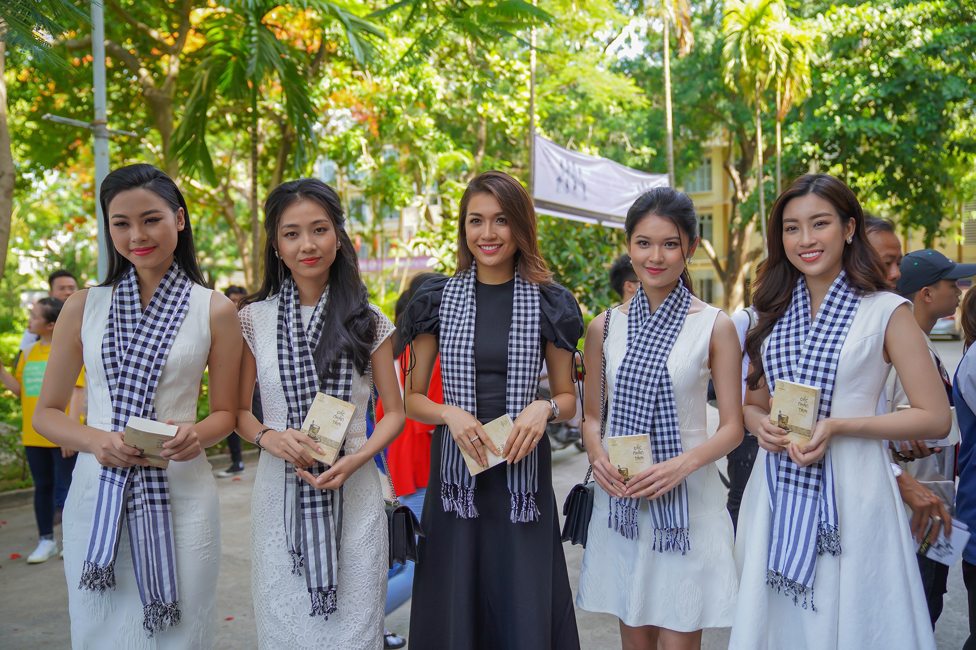 hoa hau viet nam tang sach cung sieu xe anh 5