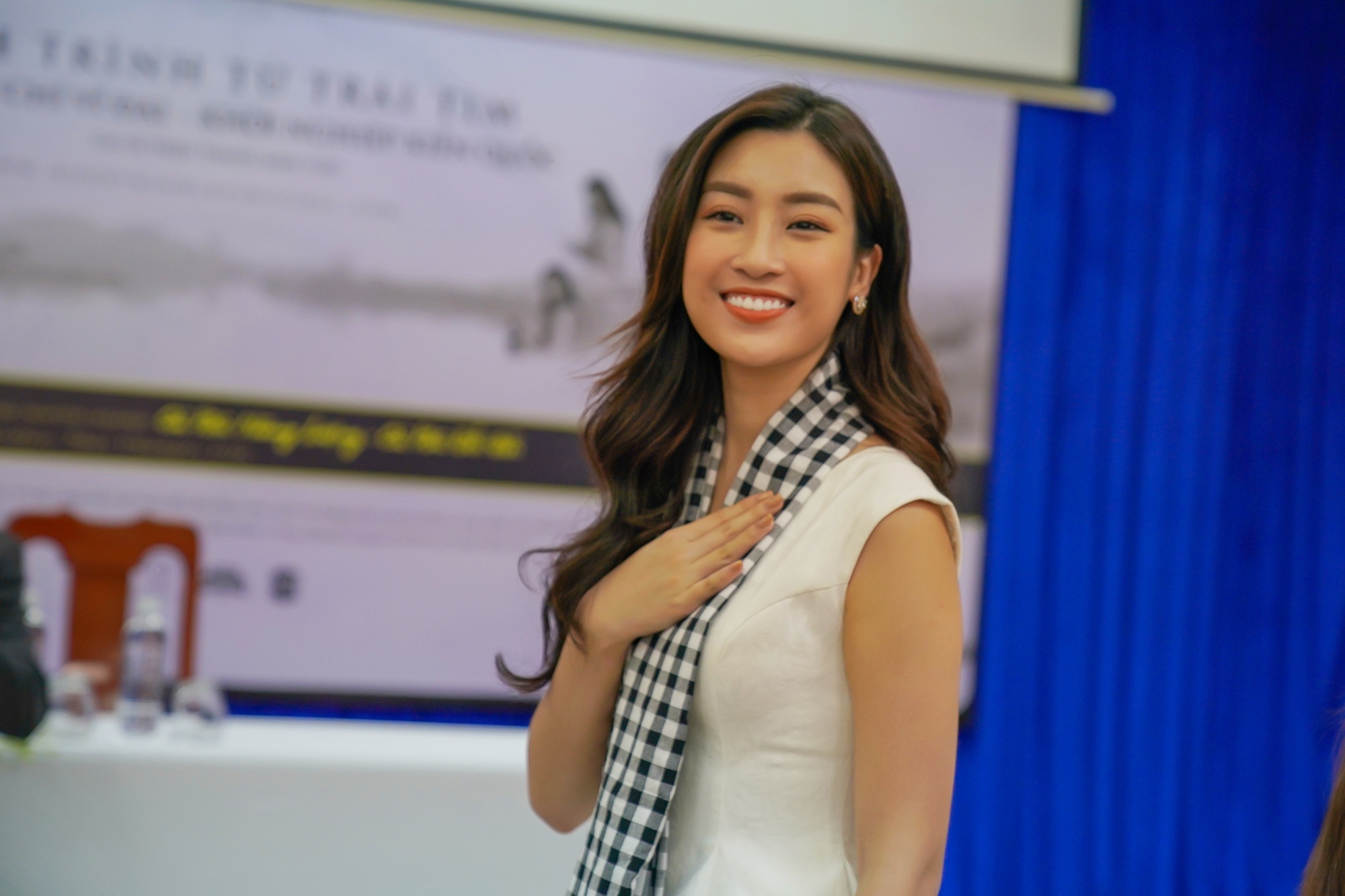 hoa hau viet nam tang sach cung sieu xe anh 10