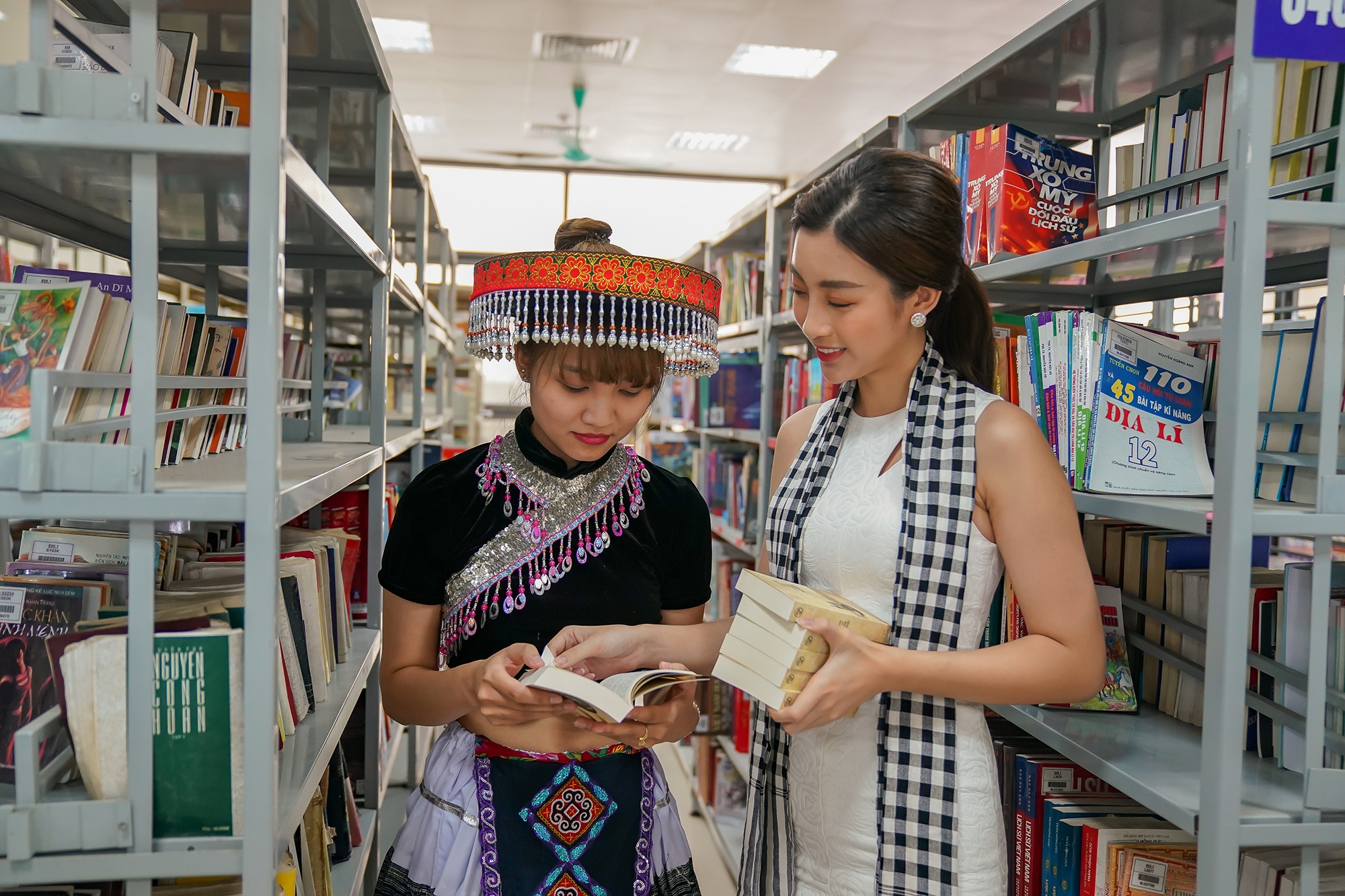 hoa hau viet nam tang sach cung sieu xe anh 12