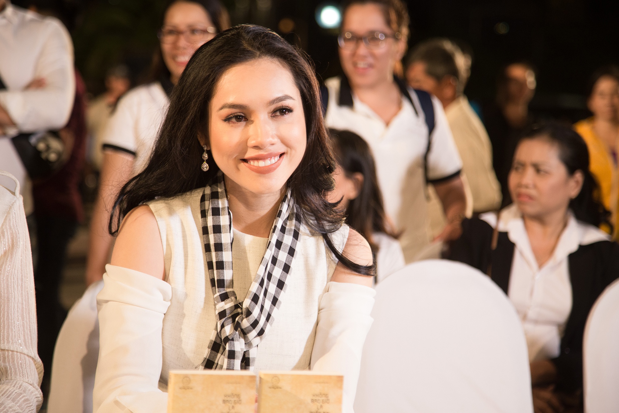 hoa hau viet nam tang sach cung sieu xe anh 4