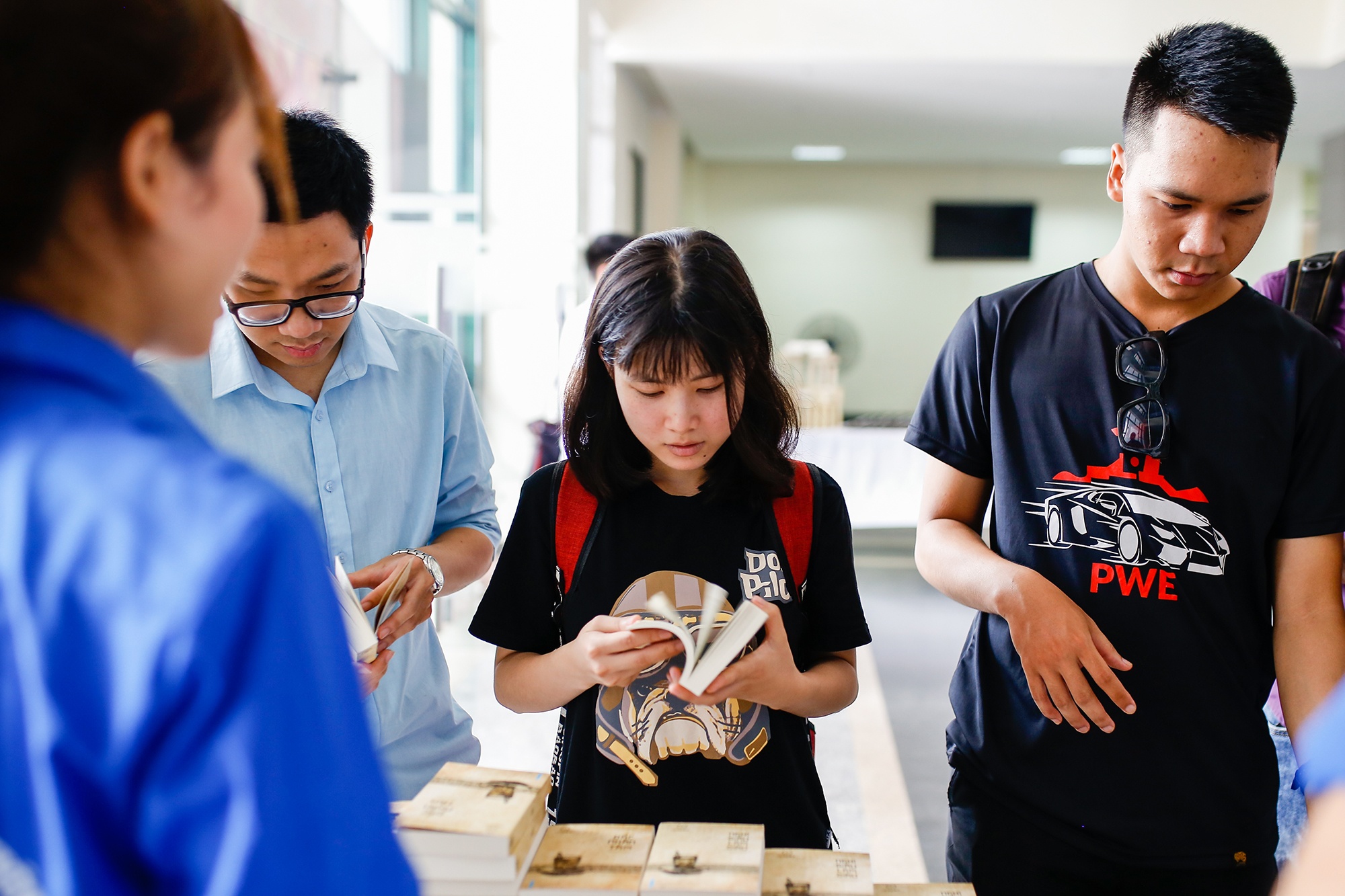 hoa hau viet nam tang sach cung sieu xe anh 17