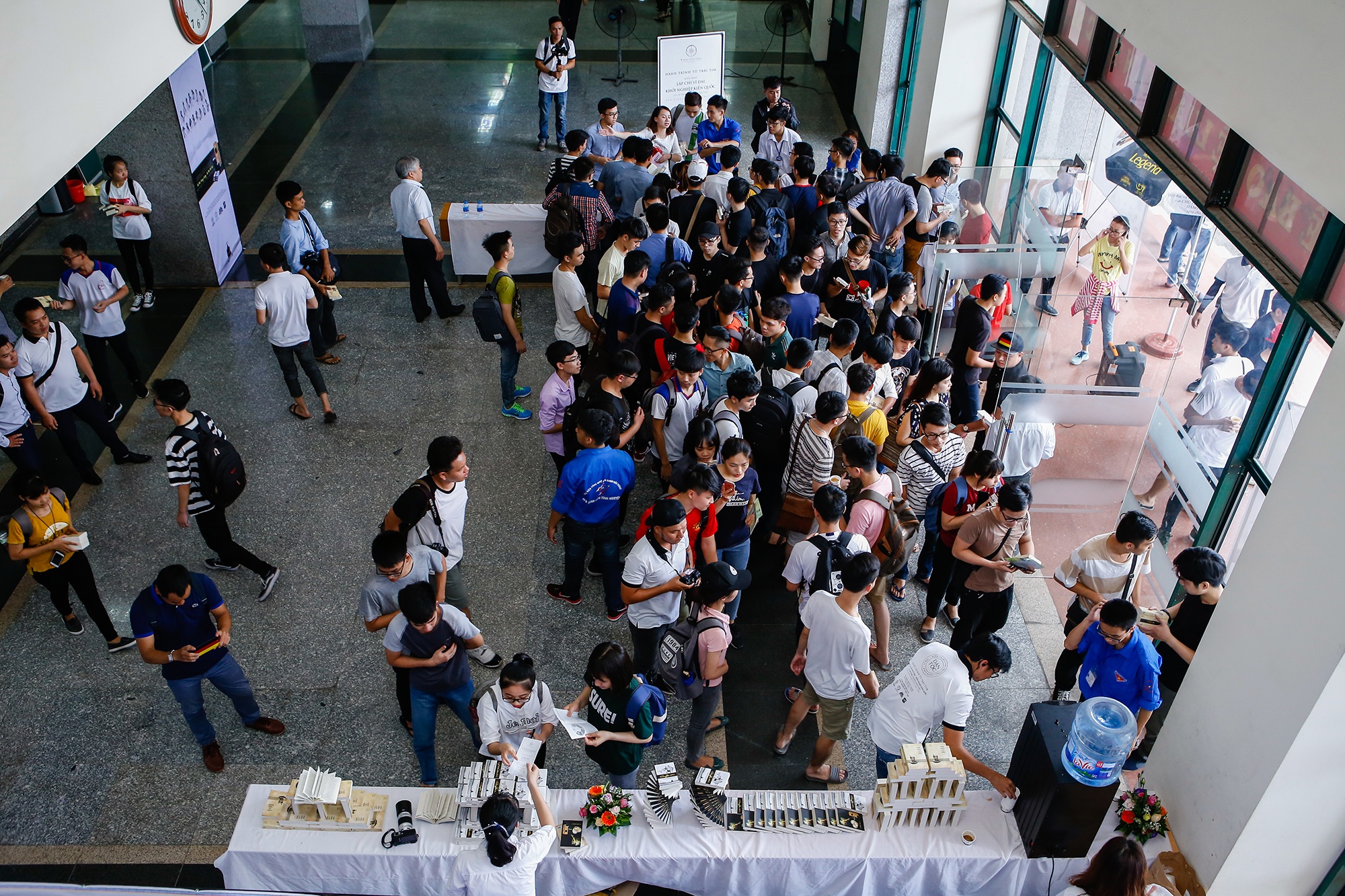 hoa hau viet nam tang sach cung sieu xe anh 18