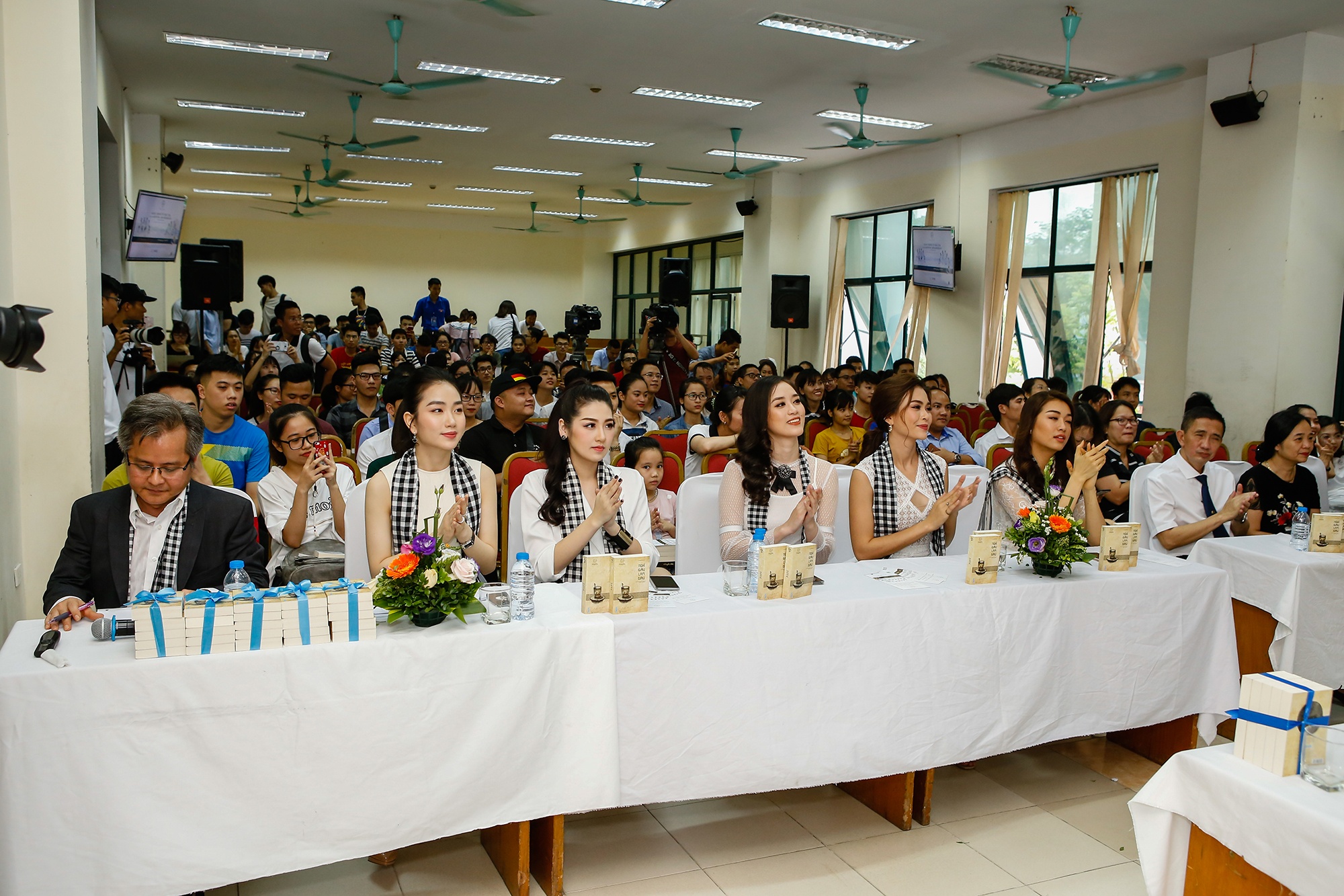 hoa hau viet nam tang sach cung sieu xe anh 15