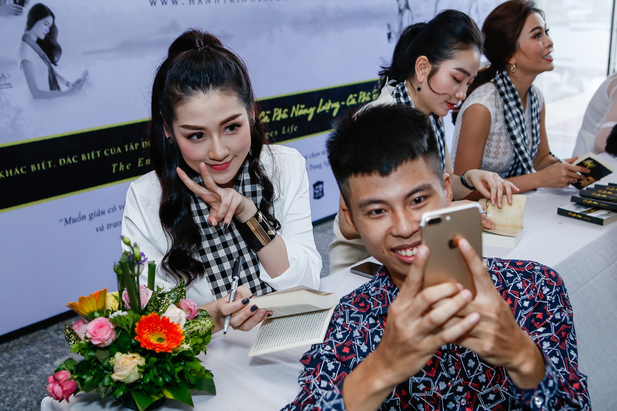 hoa hau viet nam tang sach cung sieu xe anh 16