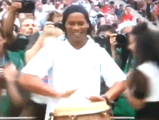 Khoanh khac Ronaldinho danh trong khien fan bong da 'share' dien dao hinh anh