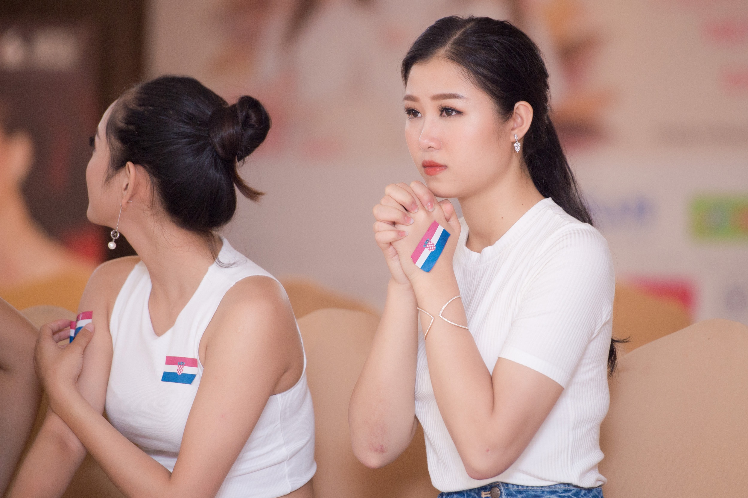 Thi sinh Hoa hau Viet Nam nhiet tinh co vu tuyen Phap hinh anh
