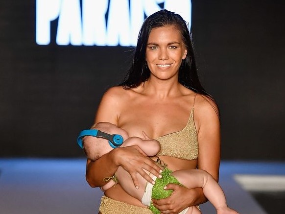 Nguoi mau vua catwalk vua cho con bu khien khan gia sung sot hinh anh