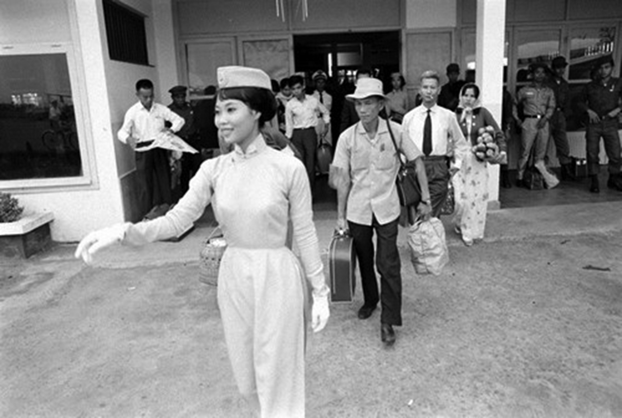 ao dai tren duong pho sai gon anh 10