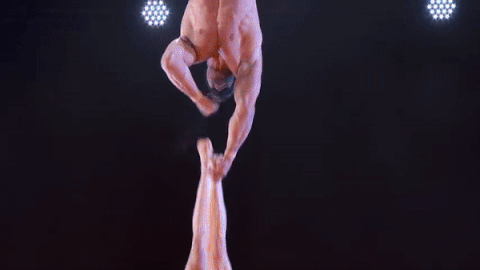 Khan gia so hai vi thi sinh Got Talent tuot chan roi xuong san dien hinh anh