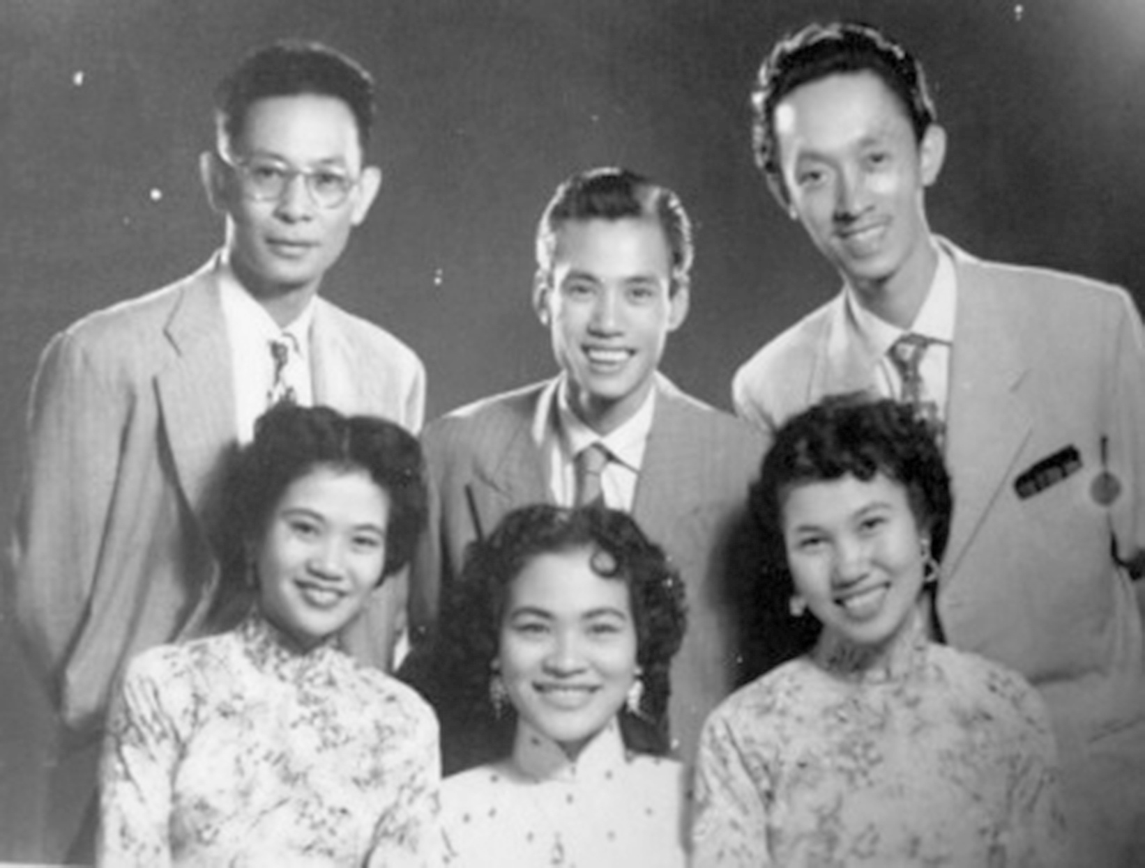 ao dai tren duong pho sai gon anh 5