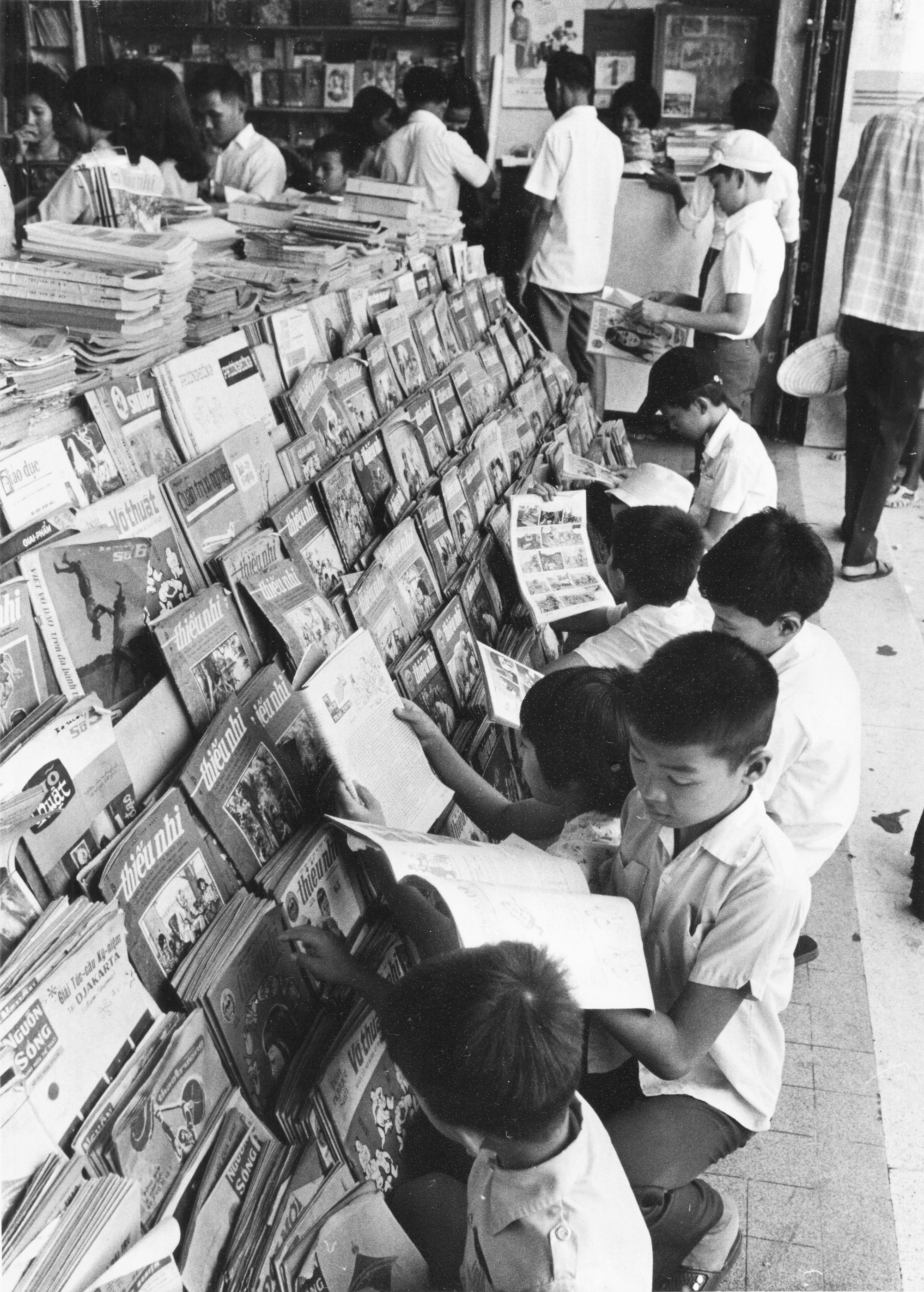 ao dai tren duong pho sai gon anh 13