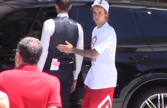 Justin Bieber khong vui khi bi hoi chuc mung sinh nhat Selena Gomez hinh anh