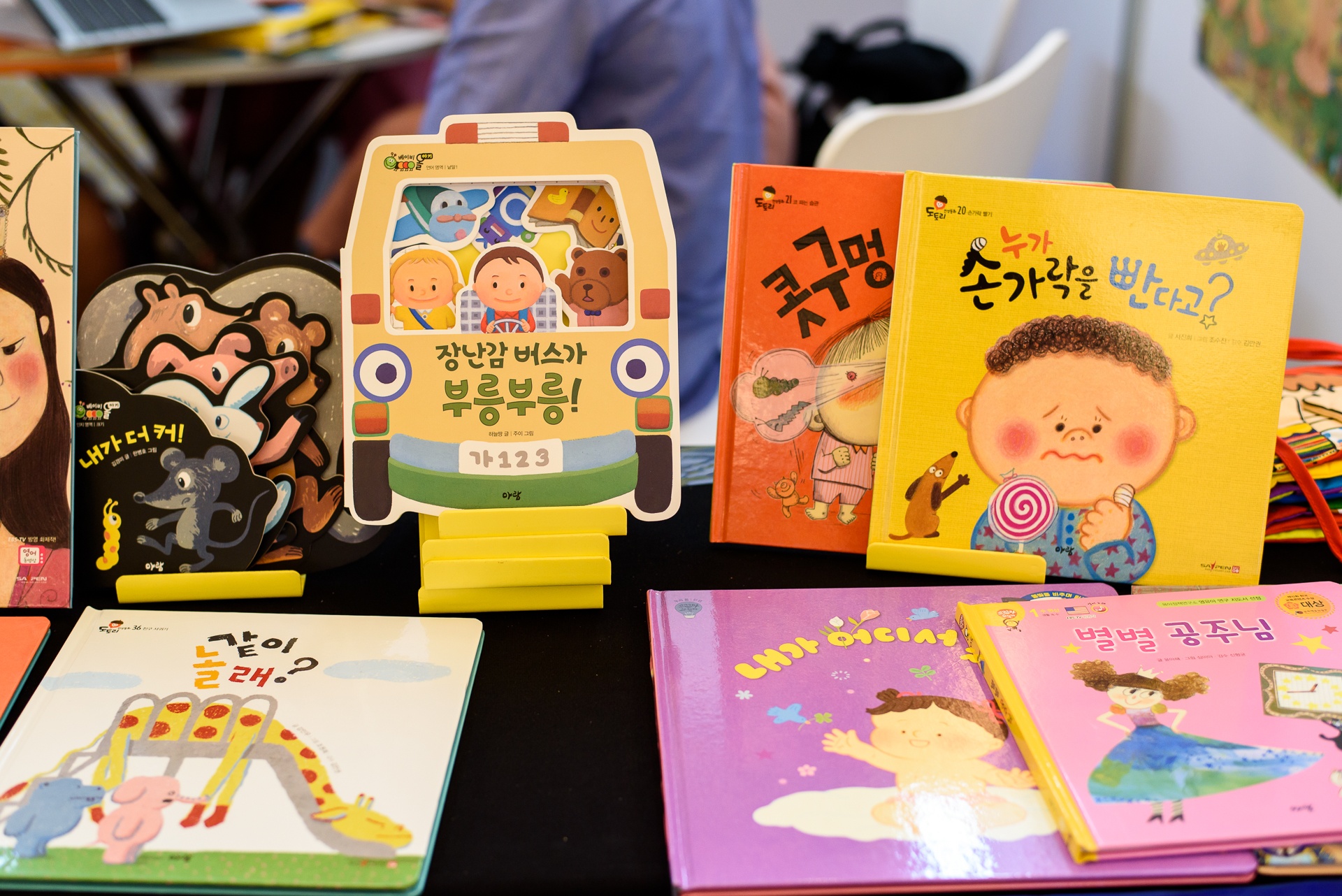 Gioi xuat ban Viet - Han giao luu tai Hoi sach ban quyen Han Quoc hinh anh