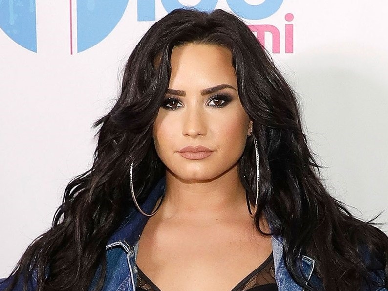 Demi Lovato va dam ban tu tap thau dem truoc khi soc thuoc hinh anh