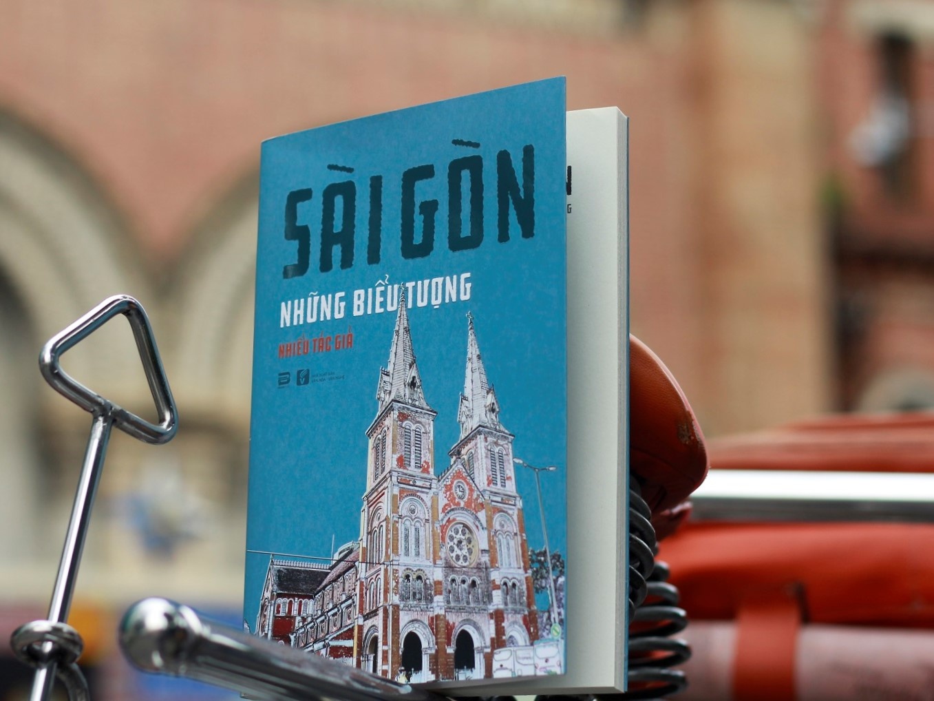 Sai Gon va ke giat chiec mu tren dai lo Nguyen Hue nam ay hinh anh