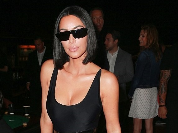 Kim Kardashian bi chi trich vi co xuy hinh mau co the doc hai hinh anh