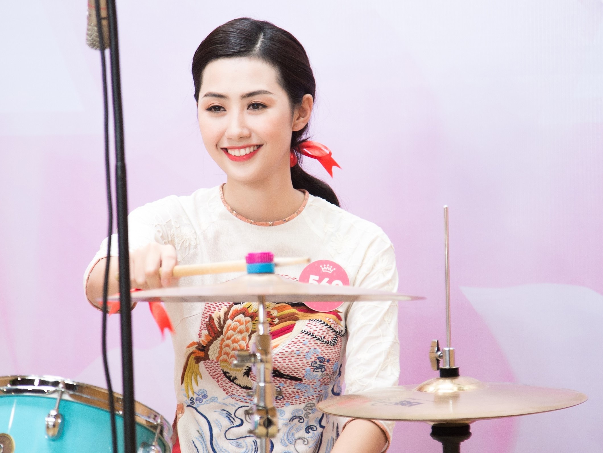 Nu tiep vien hang khong dien ao dai, danh trong thi tai nang hinh anh