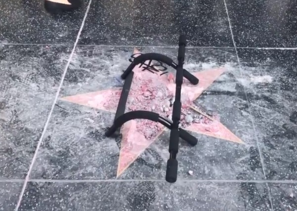 ngoi sao cua trump bi go khoi dai lo danh vong anh 1