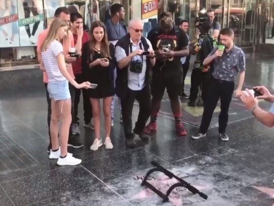 Nguoi dan My cuoi cot quanh ngoi sao bi dap vo cua Donald Trump hinh anh