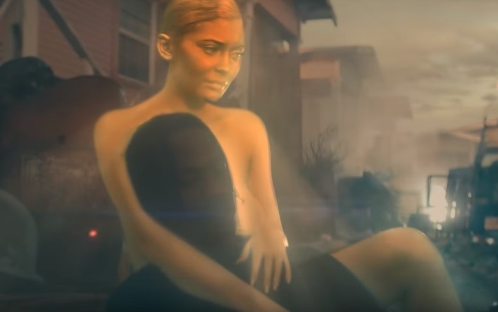 Kylie Jenner thoat y, dat vang len co the trong MV cua ban trai hinh anh