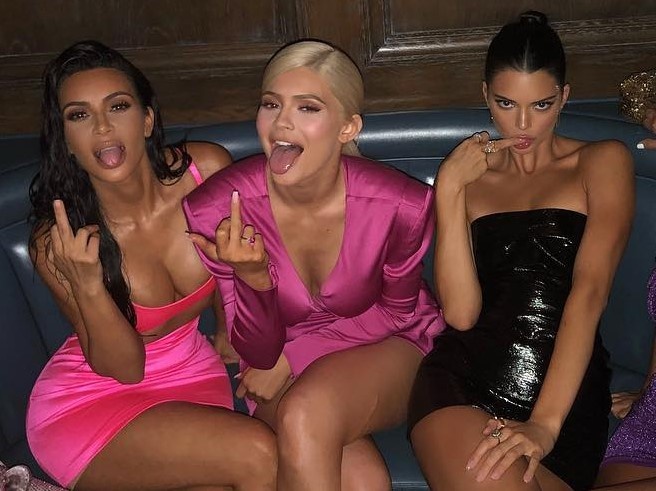 Chi em Kylie Jenner dong loat gio 'ngon tay thoi' trong tiec sinh nhat hinh anh